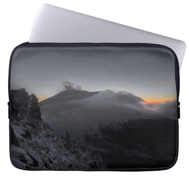 Vulkanische zonsondergang boven majestueuze bergto laptop sleeve (Voorkant)