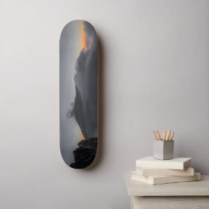 Vulkanische zonsondergang boven majestueuze bergto persoonlijk skateboard