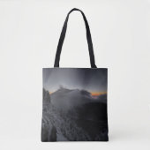 Vulkanische zonsondergang boven majestueuze bergto tote bag (Voorkant)