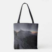 Vulkanische zonsondergang boven majestueuze bergto tote bag (Achterkant)