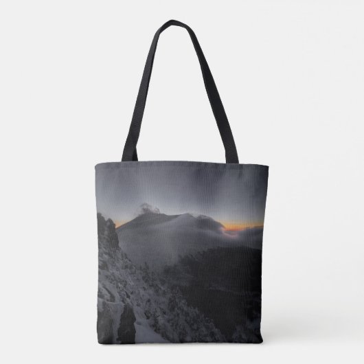 Vulkanische zonsondergang boven majestueuze bergto tote bag (Achterkant)