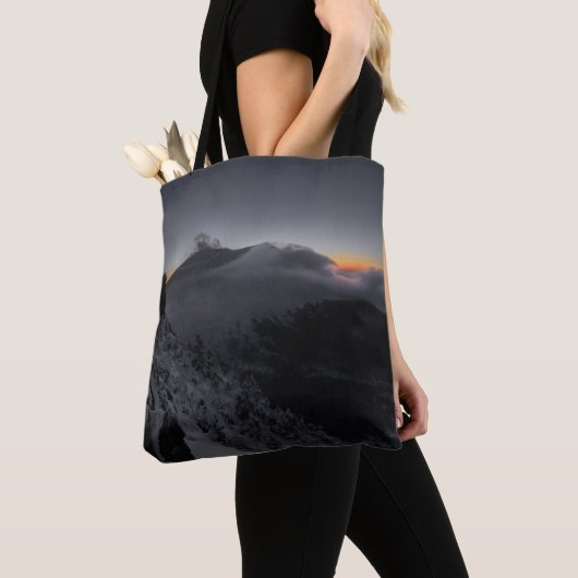 Vulkanische zonsondergang boven majestueuze bergto tote bag (Dichtbij)
