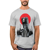 Vulture op vintage auto met rode zon