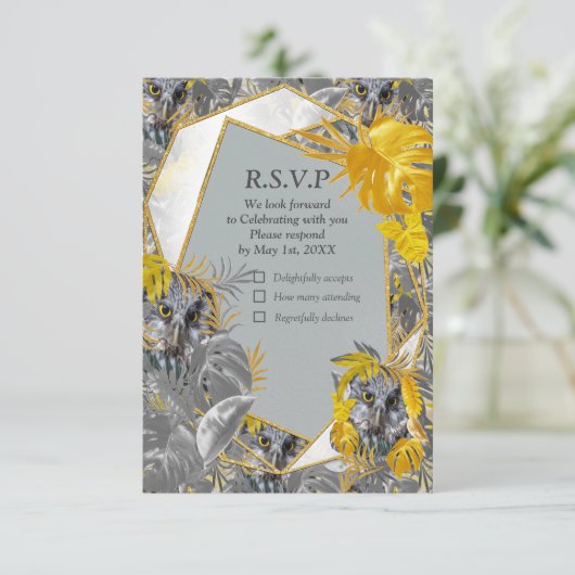 Vun, uitgedrukt in geel en grijs plant RSVP kaartje (Staand voorkant)