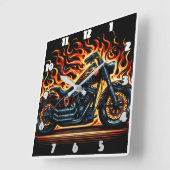 Vurige motor laait op tegen een donkere achtergron vierkante klok (Hoek)