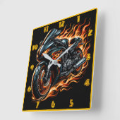 Vurige motorfiets brullend door de nacht vierkante klok (Hoek)