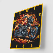 Vurige motorfiets die bij zonsondergang in een bra vierkante klok (Hoek)