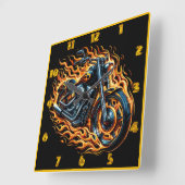 Vurige motorfiets in beweging tijdens zonsondergan vierkante klok (Hoek)