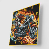 Vurige motorfiets met een schedel in een levendige vierkante klok (Hoek)