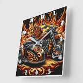 Vurige motorfiets met levendige vlammen en zijspan vierkante klok (Hoek)