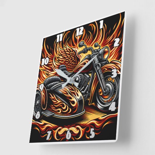 Vurige motorfiets met levendige vlammen en zijspan vierkante klok (Hoek)