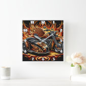 Vurige motorfiets met levendige vlammen en zijspan vierkante klok (Huis)