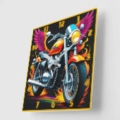 Vurige motorfiets met levendige vleugels in zonson vierkante klok (Hoek)