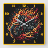 Vurige motorfiets met vlammen in levendige kleuren vierkante klok (Voorkant)