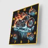 Vurige motorfiets op een bevroren oppervlak in de  vierkante klok (Hoek)