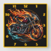 Vurige motorfiets racen op de open weg in de schem vierkante klok (Voorkant)