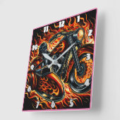 Vurige motorfiets racet door vlammende vlammen vierkante klok (Hoek)