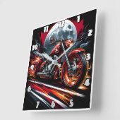 Vurige motorraces onder een volle maan vierkante klok (Hoek)
