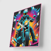 Vurige motorrijder in levendige zonsondergang gloe vierkante klok (Hoek)