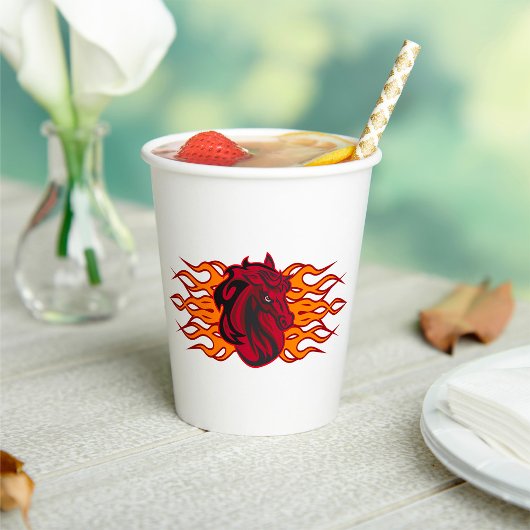 Vurige rode paardenkop met vlammen papieren bekers