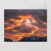 Vurige zonsondergang over de bergen briefkaart (Voorkant)