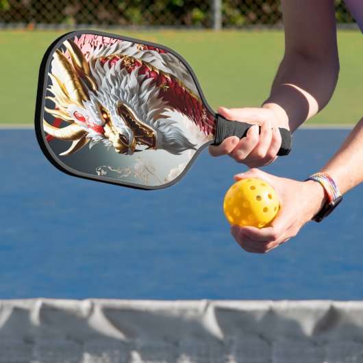 Vuur ademende draak rood wit en goud schubben pickleball paddle (Insitu)