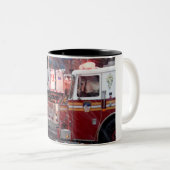 Vuur op 10e ST Tweekleurige Koffiemok (Voorkant rechts)