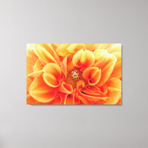 Vuur Oranje Dahlia Vloer met damestoornis Canvas Afdruk
