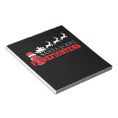 Vuurbrandweerman met kerstcadeaus voor kerstcadeau notitieblok (Schuin)