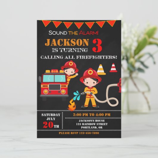 Vuurbrandweerman op verjaardagsfeestdag kaart (Staand voorkant)