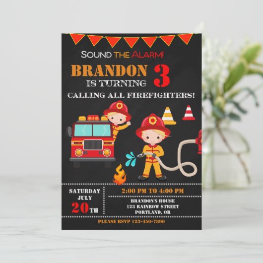 Vuurbrandweerman op verjaardagsfeestdag kaart (Staand voorkant)