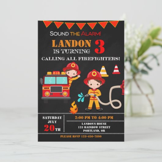 Vuurbrandweerman op verjaardagsfeestdag kaart (Staand voorkant)