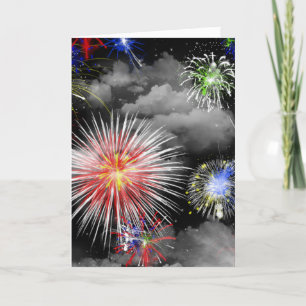 Vuurdagvuurwerk in wolken op 4 juli kaart
