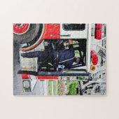 Vuurman die in de brandwagen klimt legpuzzel (Horizontaal)