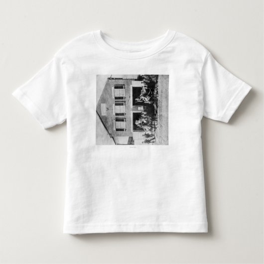 Vuurmannen met apparatuur buiten Firehouse Kinder Shirts (Voorkant)
