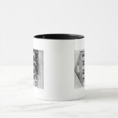 Vuurmannen met apparatuur buiten Firehouse Mok (Midden)