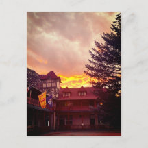 Vuurrijke zonsondergang boven het Redstone Inn