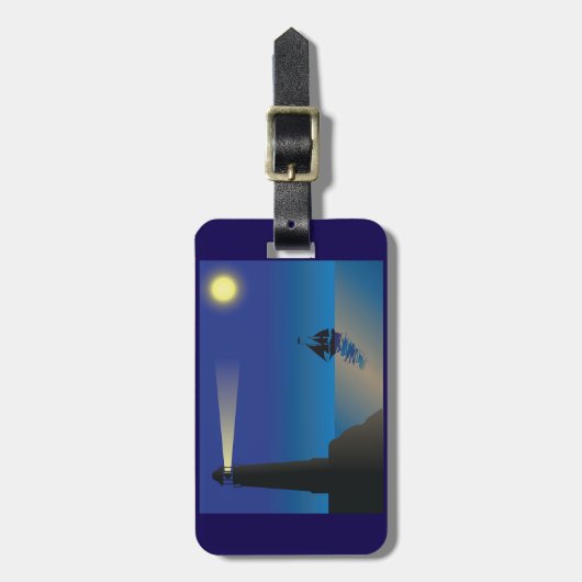 Vuurtoren en zeilboot bij nacht maanverlichte ocea bagagelabel (Voorkant verticaal)