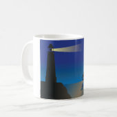 Vuurtoren en zeilboot bij nacht maanverlichte ocea koffiemok (Voorkant links)