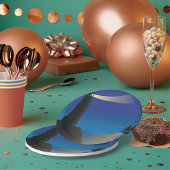 Vuurtoren en zeilboot bij nacht maanverlichte ocea papieren bordje