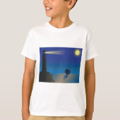 Vuurtoren en zeilboot bij nacht maanverlichte ocea t-shirt (Voorkant)