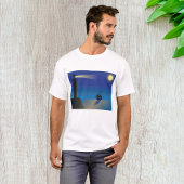 Vuurtoren en zeilboot bij nacht maanverlichte ocea t-shirt