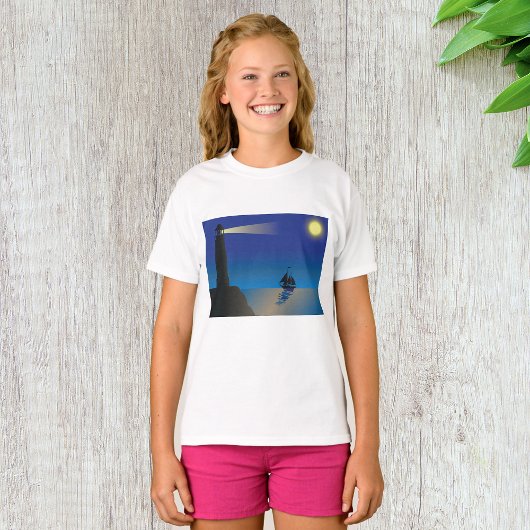 Vuurtoren en zeilboot bij nacht maanverlichte ocea t-shirt