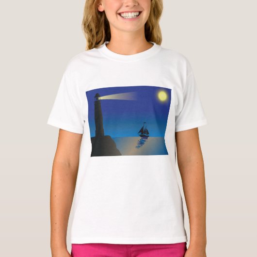 Vuurtoren en zeilboot bij nacht maanverlichte ocea t-shirt (Voorkant)
