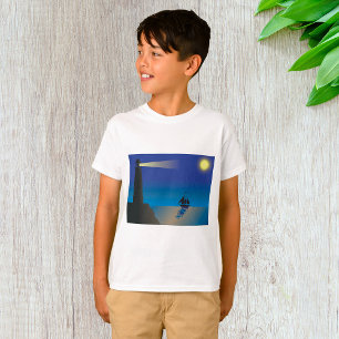 Vuurtoren en zeilboot bij nachtelijke maanverlicht t-shirt