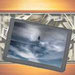 Vuurtoren in de storm - Oostzee-Zee Drievoud Portemonnee<br><div class="desc">Deze Trifold Wallet heeft een foto van een vuurtoren op het Baltische Zee (Warnemünde),  dubbel belicht en digitaal verwerkt om dit surrealistische effect te creëer. Foto van Marions Artwork. Voor alle oceaanliefhebbers! Prachtig cadeau idee voor hem!</div>