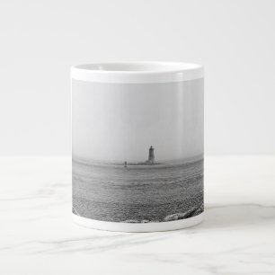 Vuurtoren in de verte grote koffiekop