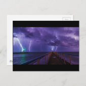 vuurtoren in een storm met Paarse regen Briefkaart (Voorkant / Achterkant)