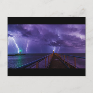 vuurtoren in een storm met Paarse regen Briefkaart