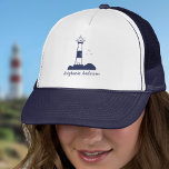 Vuurtoren Marine Blauw Trucker Pet<br><div class="desc">Een eenvoudig pet met een afbeelding van een vuurtoren en een aanpasbare naam in marineblauwe tinten! Het kan een uitstekend cadeau zijn voor een zeeman,  een booteigenaar of een liefhebber van oceanen en maritieme kusten!</div>